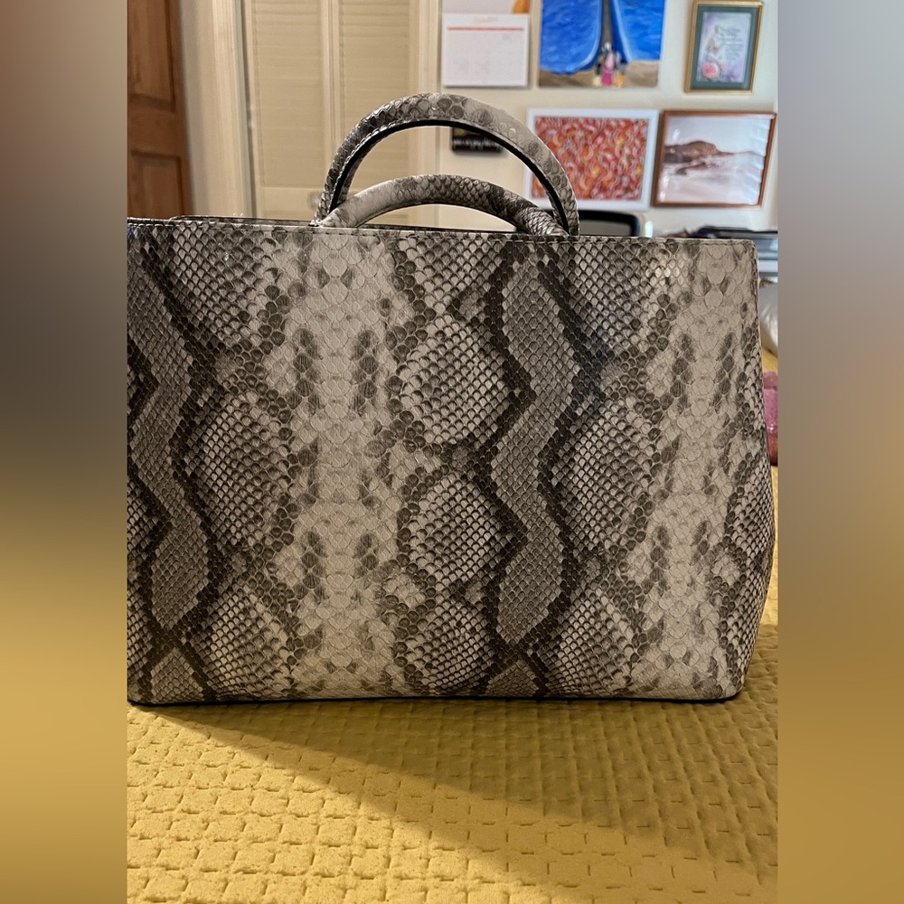 Guess top handle Satchel. - Picture 4 of 8